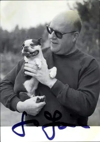 Foto Schauspieler Gert Haucke mit Hund, Autogramm