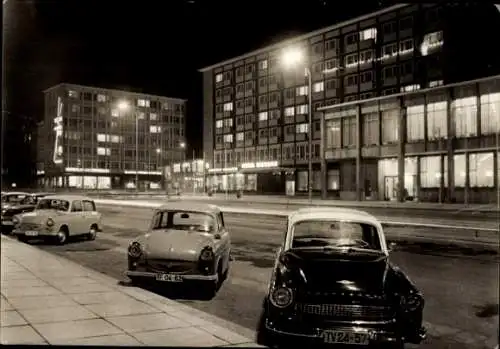 Ak Karl Marx Stadt Chemnitz, Interhotel Moskau, Straße der Nationen bei Nacht, Wartburg, Trabant