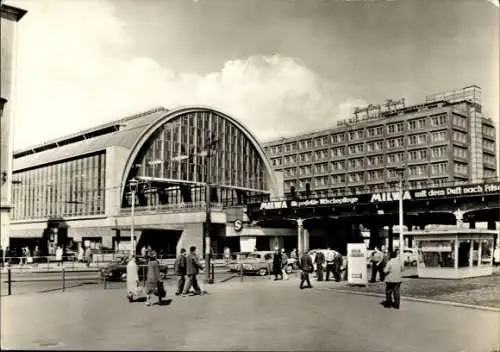 Ak Berlin Mitte, S-Bahnhof Alexanderplatz, Passanten