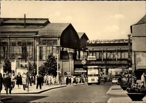 Ak Berlin Mitte, Friedrichstraße, Bahnhof, Verkehr, Bus