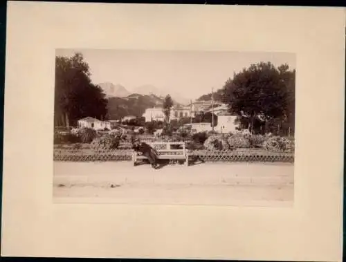 Foto Menton Alpes Maritimes, Mann sitzt auf einer Parkbank