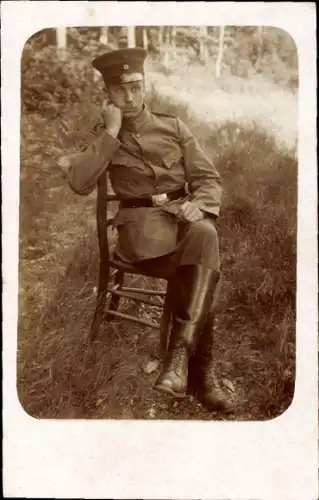 Foto Ak Nachdenklicher Soldat in Uniform, Porträt, I. WK