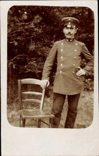 Foto Ak Soldat in Uniform, Porträt, Stuhl