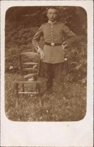 Foto Ak Soldat in Uniform, Porträt, Stuhl