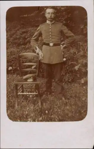 Foto Ak Soldat in Uniform, Porträt, Stuhl