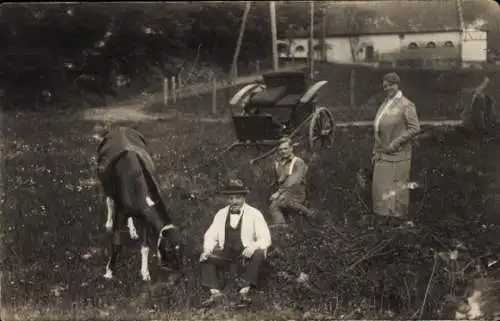 Foto Ak Kutsche, Pferd, Ehepaar, Junger Mann, Bauernhof