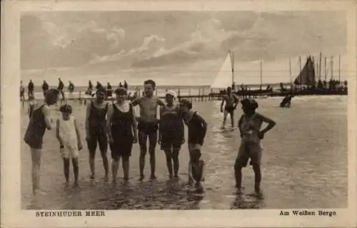 Ak Steinhude Wunstorf Niedersachsen, Steinhuder Meer, am weißen Berge, Gruppenbild, Segelboote