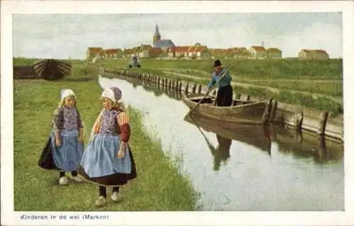 Ak Kinderen in de wei, Marken, Mädchen in Trachten, Kanalpartie, Boot, Dorf