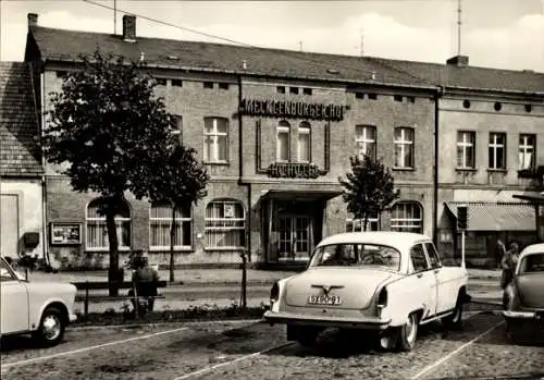 Ak Fürstenberg an der Havel, HO Hotel Mecklenburger Hof, Autos auf dem Parkplatz