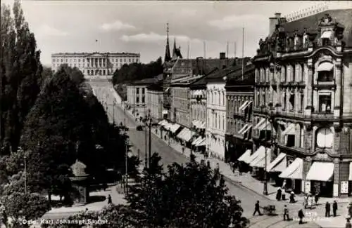 Ak Oslo Norwegen, Karl Johansgate, Slottet, Straßenpartie mit Blick zum Schloss