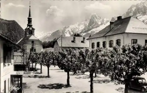 Ak Les Houches Haute Savoie, Place de l'Eglise et la Chaine du Mont-Blanc