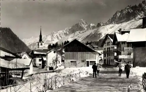 Ak Les Houches Haute Savoie, Mont Blanc, Arrivee au Village, Au fond l'Aiguille Verte, Winter