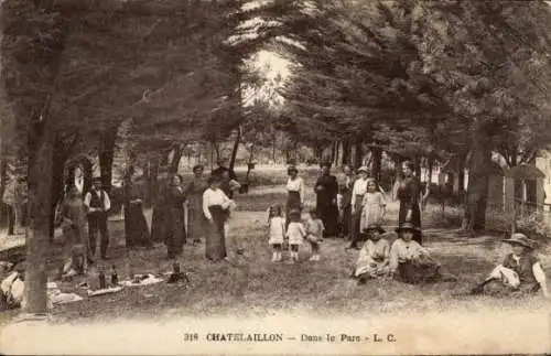 Ak Châtelaillon Charente Maritime, Szene im Park