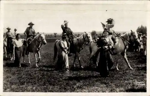 Ak En Provence, Parade der Camargue- und Prvencales-Gardianer, Blumenstraußspiel