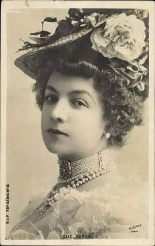 Ak Schauspielerin Suzanne Derval, Portrait mit Hut und Perlenketten