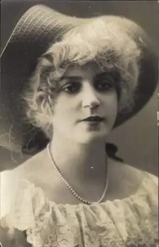 Foto Ak Portrait einer Frau mit Hut, Marguerite Pichot