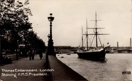 Ak London City England, Themseufer, HMS President