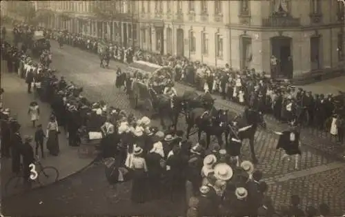 Foto Ak Zwickau in Sachsen, Festzug, Festwagen, Zuschauer, Bäckerei