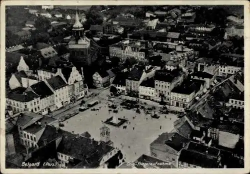 Ak Bialogard Belgard Pommern, Fliegeraufnahme, Marktplatz