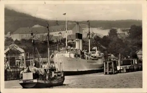 Ak Sassnitz auf der Insel Rügen, Hafen mit Dampfer, Fischerboot