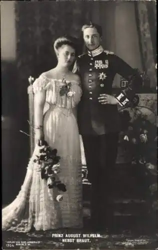 Ak August Wilhelm Prinz von Preußen mit Braut, Alexandra Viktoria von Schleswig Holstein