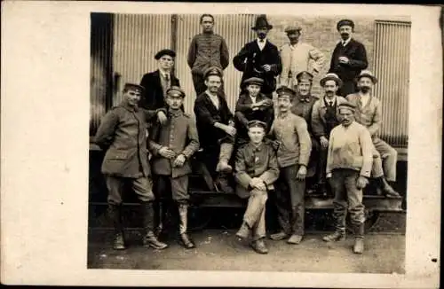 Foto Ak Deutsche Soldaten in Uniformen, Zivilisten, Kaiserzeit