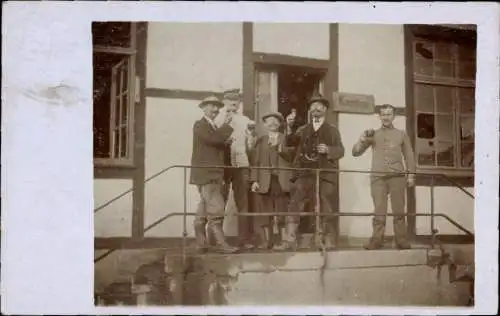 Foto Ak Deutsche Soldaten in Uniformen, Zivilisten, Kaiserzeit, Kantine