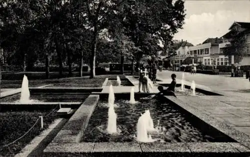 Ak Ostseebad Timmendorfer Strand, Wasserspiele an der Kurpromenade