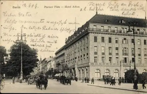 Ak Berlin Mitte, Pariser Platz, Hotel Adlon, Pferdekutschen