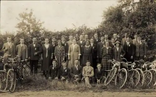 Foto Ak Gruppenfoto von Männern, Fahrräder, Radfahrer