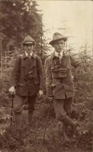 Foto Ak Mann und sein Sohn beim Wandern, Gehstock, Wald