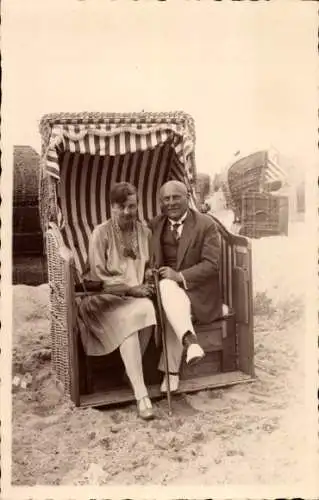 Foto Ak Ehepaar am Strand, Strandkorb, Touristen