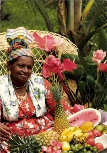 Ak Guadeloupe, Frau mit tropischen Blumen und Früchten