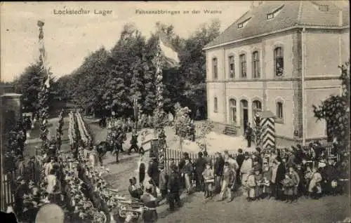 Ak Lockstedt in Holstein, Lockstedter Lager, Fahnenabbringen an der Wache, Kapelle