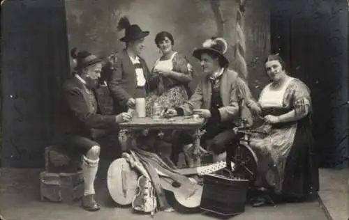 Foto Ak Waldshut Tiengen am Hochrhein, Familienbild, Menschen in Volkstrachten, Spinnrad