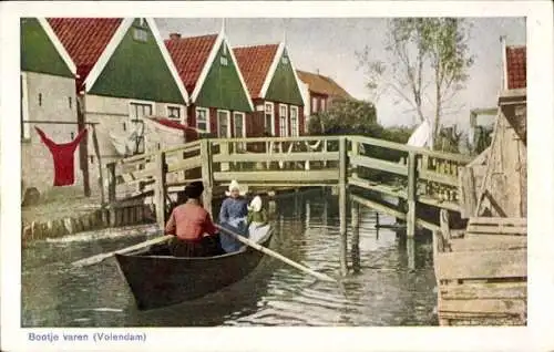 Ak Volendam Nordholland Niederlande, Bootje varen, Brücke, Frau in Tracht