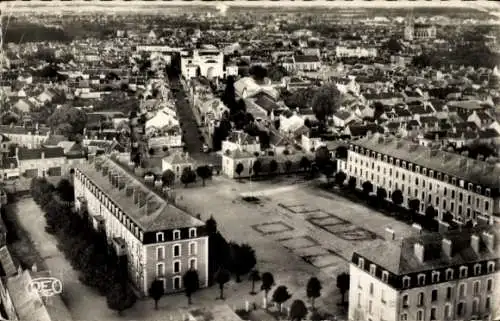 Ak Châteauroux Indre, Caserne Bertrand, Rue de la Republique, Luftaufnahme