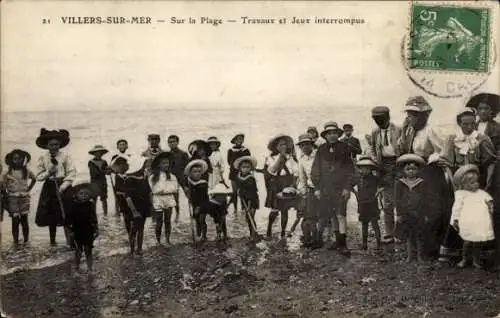 Ak Villers sur Mer Calvados, Strand, Gruppenfoto, Travaux et Jeux interrompus