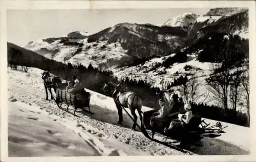 Ak Megève Haute Savoie, Wintersport, eine Rodelpartie, auf dem Weg nach Bellecombe