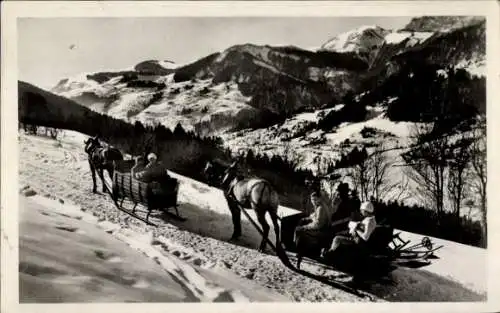 Ak Megève Haute Savoie, Wintersport, eine Rodelpartie, auf dem Weg nach Bellecombe