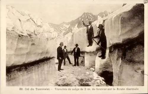 Ak Col du Tourmalet Hautes Pyrénées, Tranchee de neige sur la Route thermale