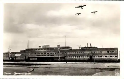 Ak Berlin Tempelhof, Zentralflughafen, Flugzeuge