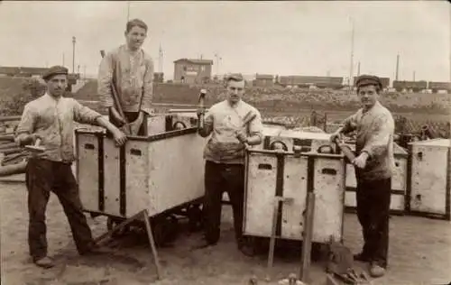 Foto Ak Zwickau in Sachsen, Waggon- und Lorenbau in der Nähe des Bahnhofs, Handwerker