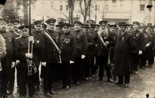 Foto Ak Zwickau in Sachsen, Veteranen bei einem Festakt, Kriegerehrung