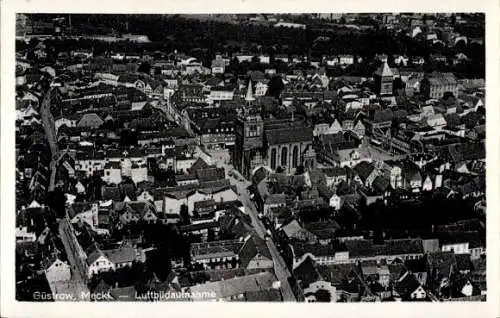 Ak Güstrow in Mecklenburg, Gesamtansicht, Luftbildaufnahme