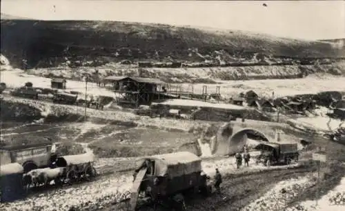 Foto Ak Prilep Mazedonien, Gesamtansicht, Soldaten, Militärwagen