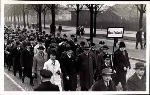 Foto Ak Chemnitz in Sachsen, Reichsbank, Menschengruppe marschierend