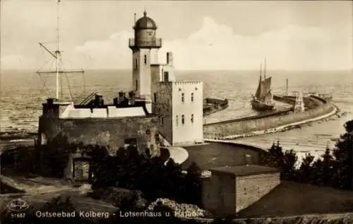 Ak Kołobrzeg Ostseebad Kolberg Pommern, Lotsenhaus, Hafen, Leuchtturm