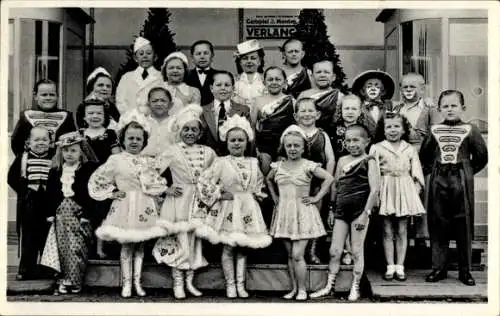 Ak C.H. Schäfers Zirkus-Stadt Liliput, Kostüme, Gruppenfoto