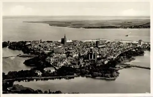 Ak Stralsund in Vorpommern, Panorama, Altstadt, Eingangstor Rügens, Fliegeraufnahme